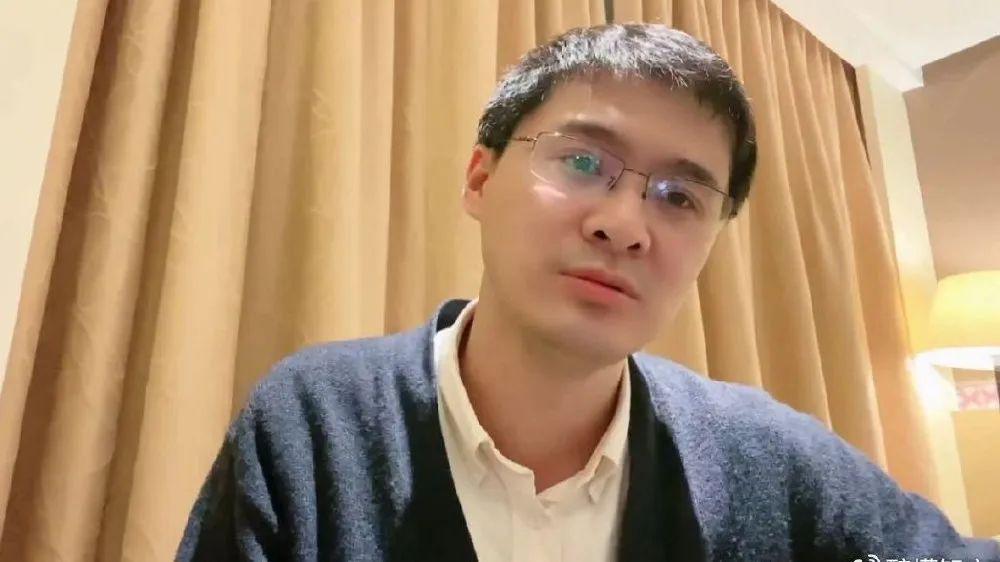 博万体育官方网站-罗翔：如果一个人突然努力工作，业余时间开始学习，不再参加社交活动，那么，身边的人可能不仅不会帮他，还会拉他下来，原因就一个！